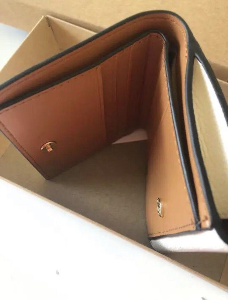 春のコレクション COACH 折財布 ホワイト×シグネチャー チャーム tdh