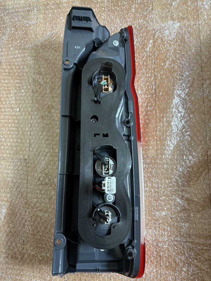 ★新車外し★ハイエース200系7型　テールランプ