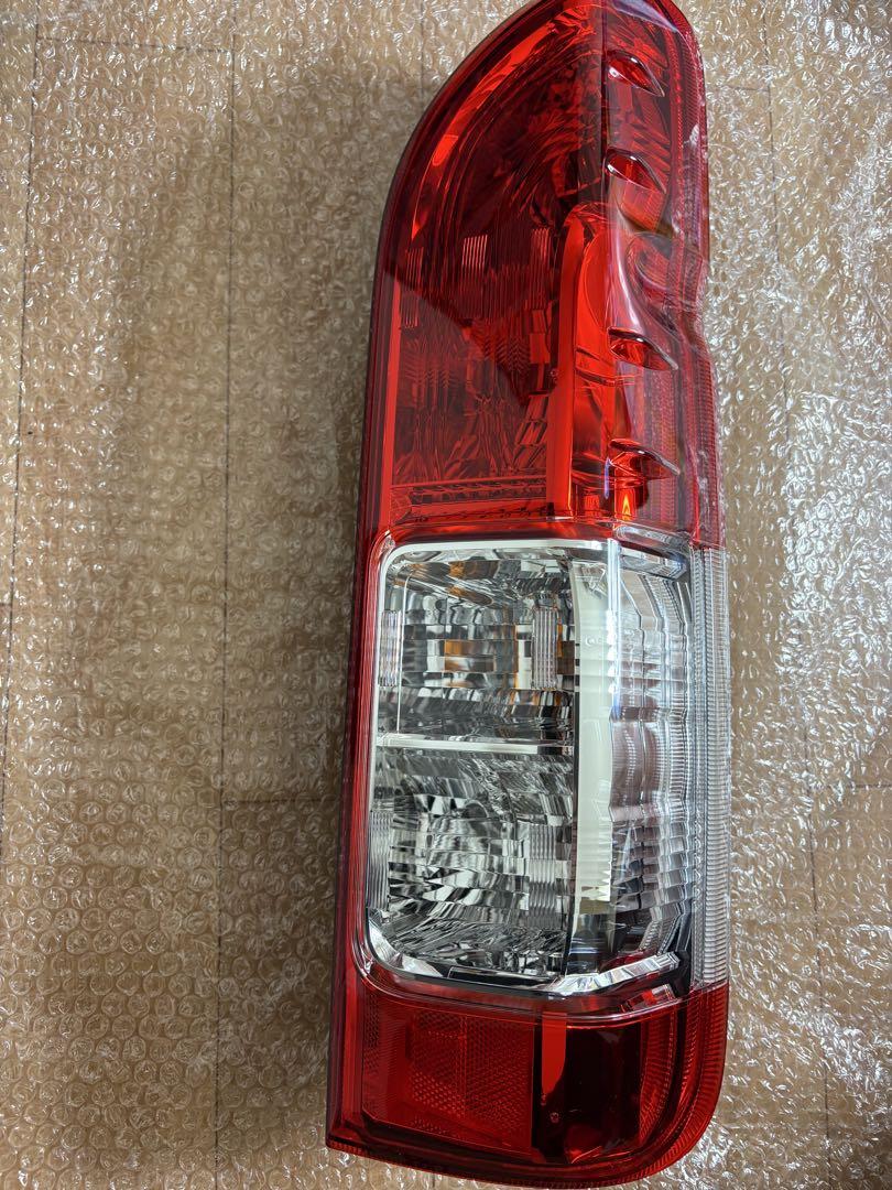 ★新車外し★ハイエース200系7型　テールランプ