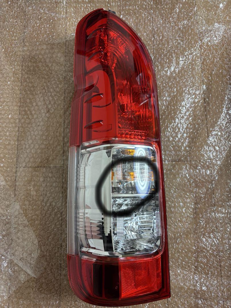 ★新車外し★ハイエース200系7型　テールランプ