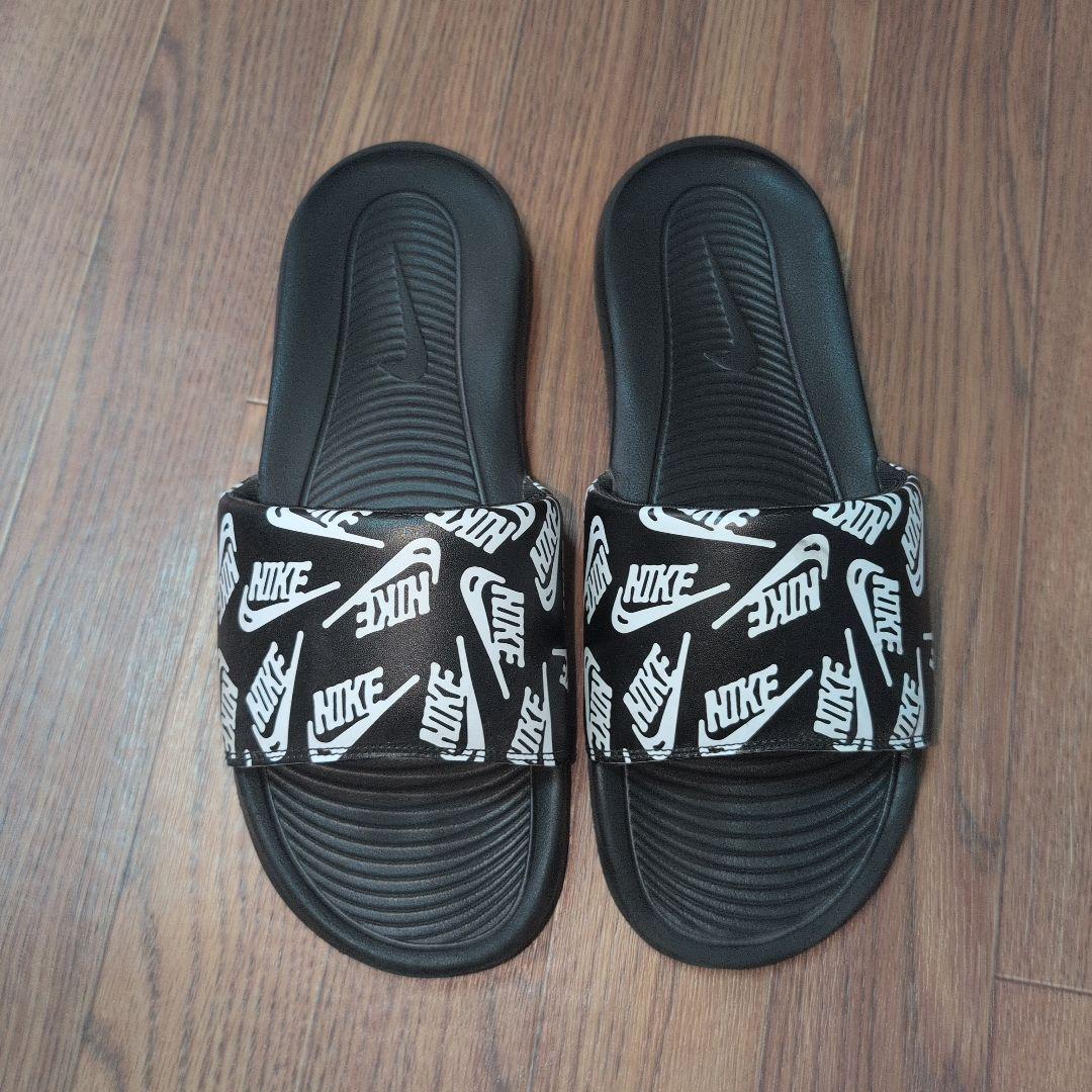 Nike ヴィクトリーワンプリントスライドサンダルCN9678-008靴