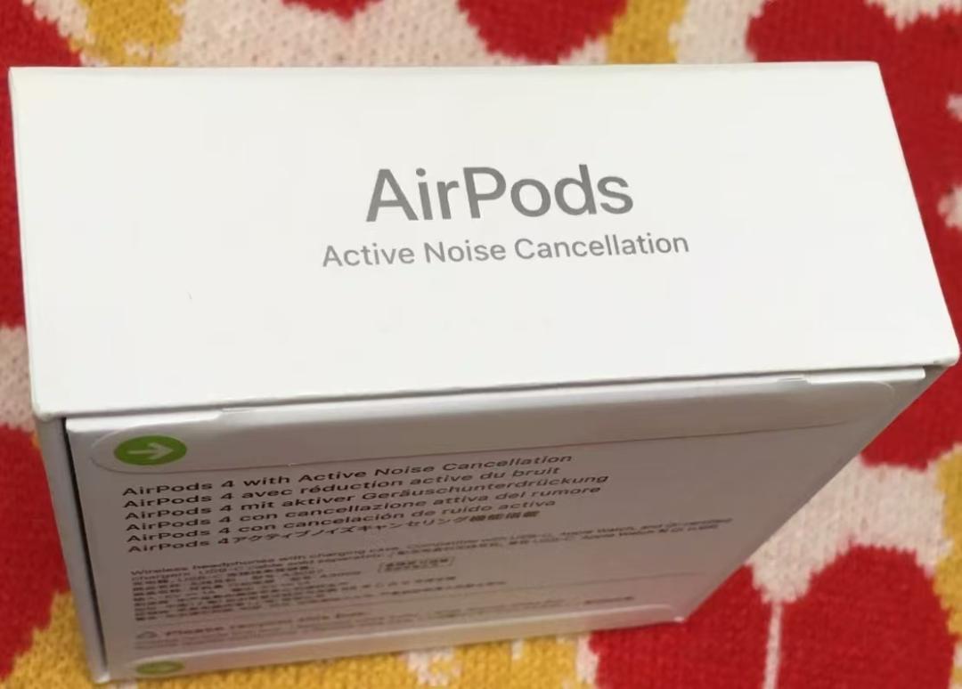 AirPods 4 本体です