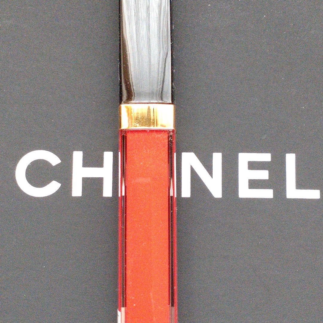 V.R.／ボタンとCHANEL ルージュ ココ グロス 762ハートビート