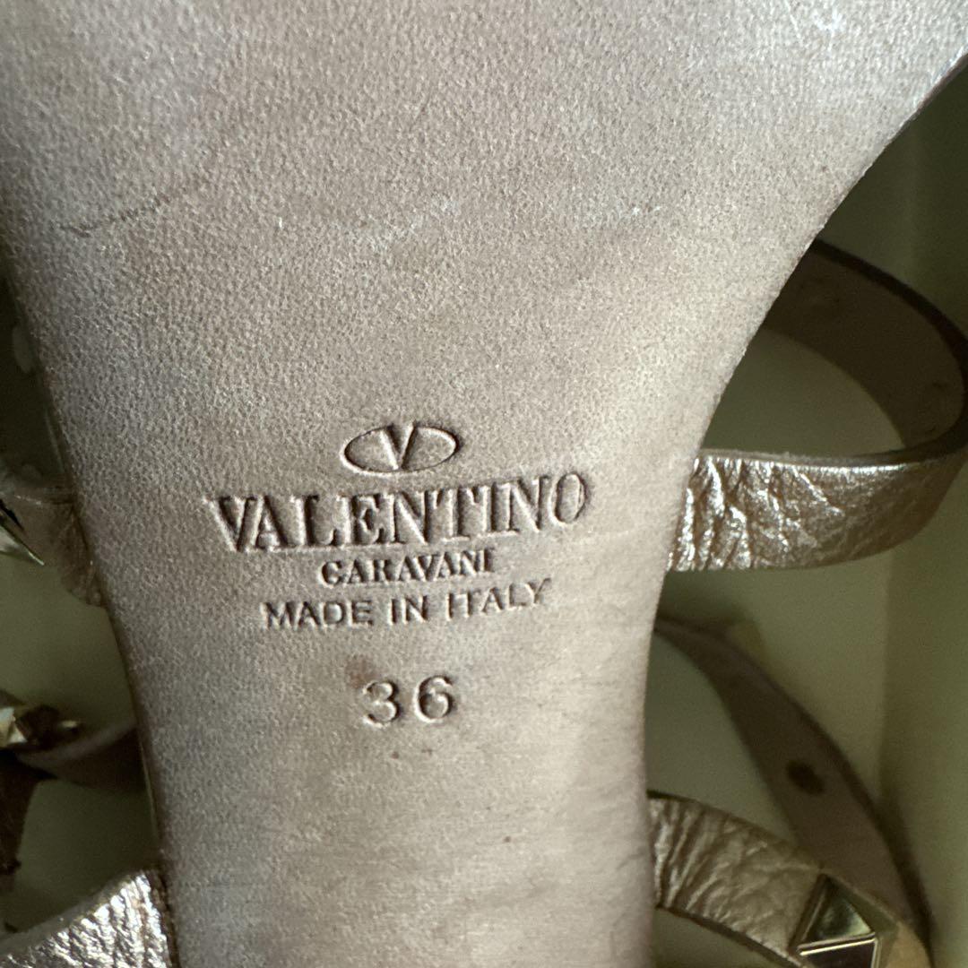 Valentino スタッズ付きローズゴールドサンダル