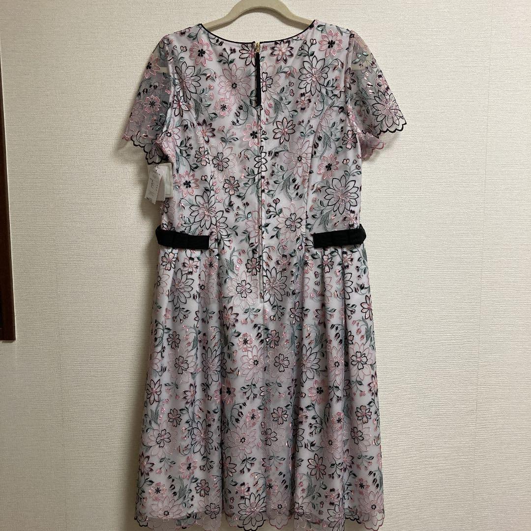 [新品タグ付] ローズティアラ　チェック ワンピース 42XL(LL)未使用 新品タグ付きローズティアラ38サイズ 膝丈ワンピースチェック花