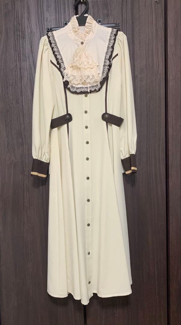 フルールバッスルドレス