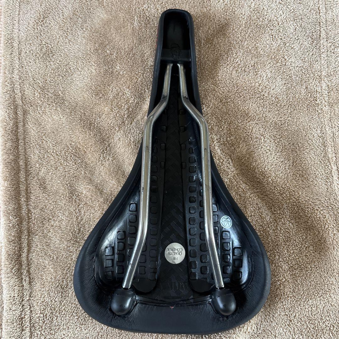 安価 selle ITALIA エルゴノミックサドル 黒 - メルカリ パーツ