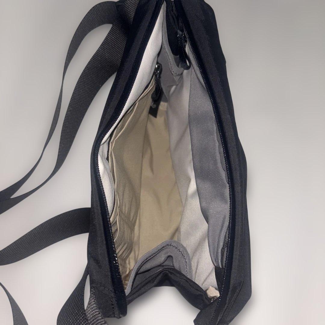 Bellroy ブラック ボディバッグ　9L