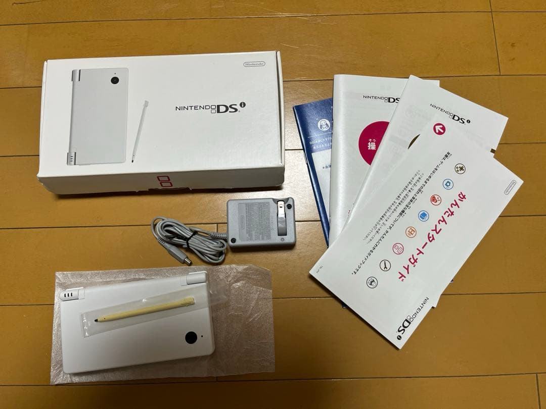 ニンテンドーDSi ホワイト目立った傷や汚れなし