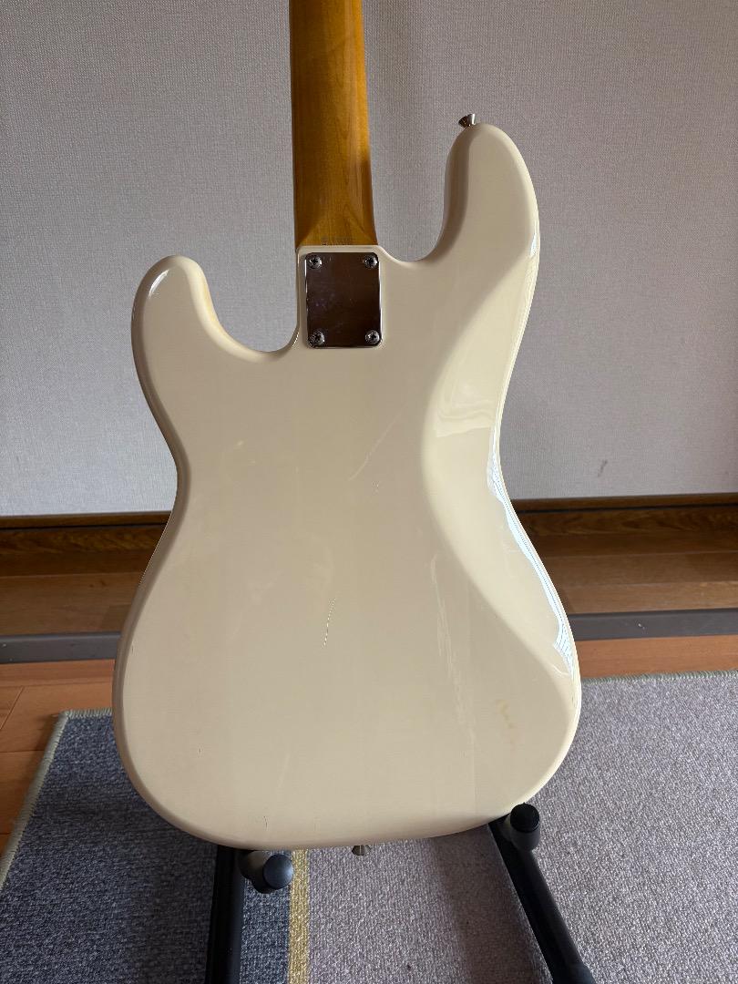 Fender Precision Bass アイボリー