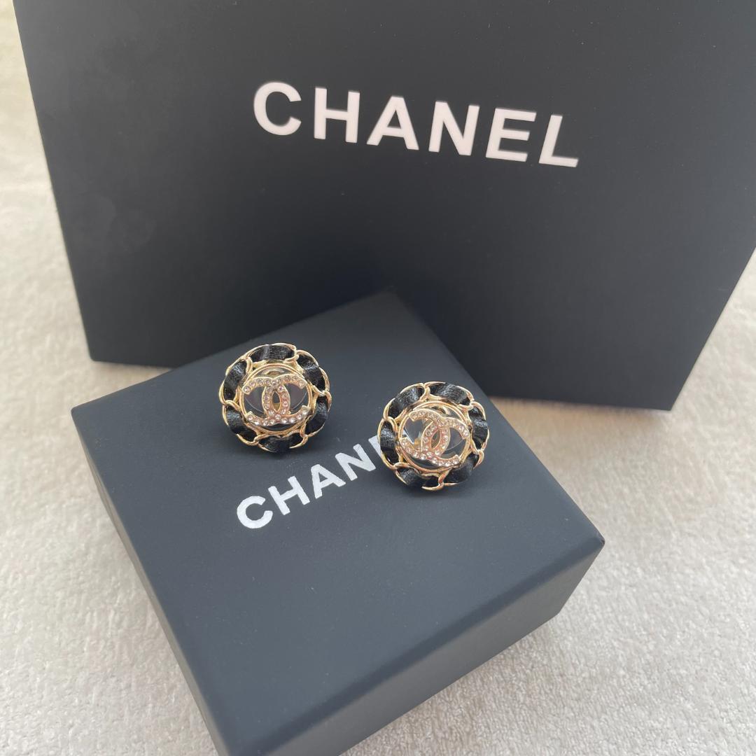 CHANEL 黒と金のロゴピアス