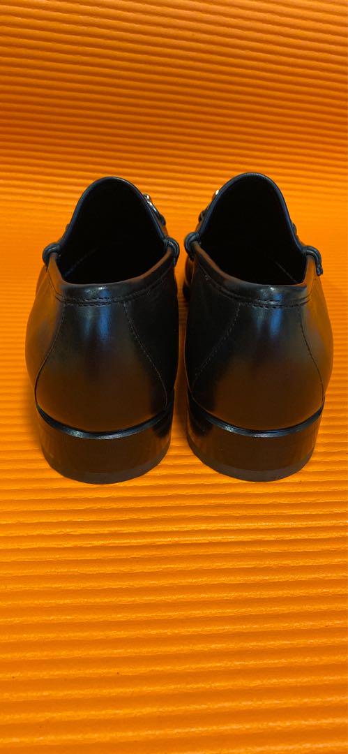 GUCCI 黒い金具付きローファー