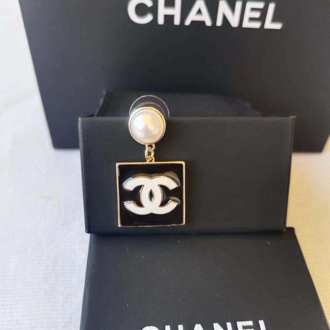 パール付きロゴピアスと金色のスクエアピアスセット パール付きロゴピアスと金色のスクエアピアスセット