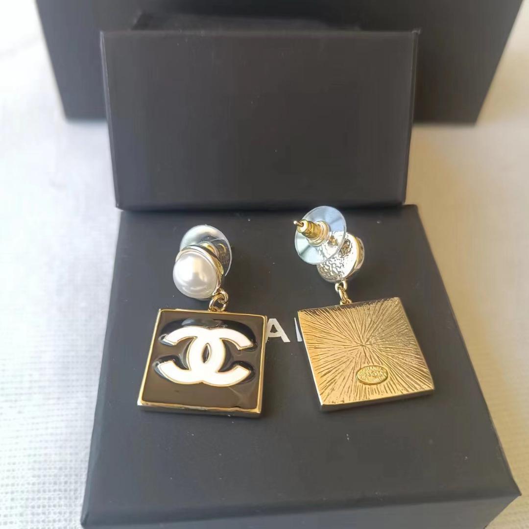 パール付きロゴピアスと金色のスクエアピアスセット パール付きロゴピアスと金色のスクエアピアスセット