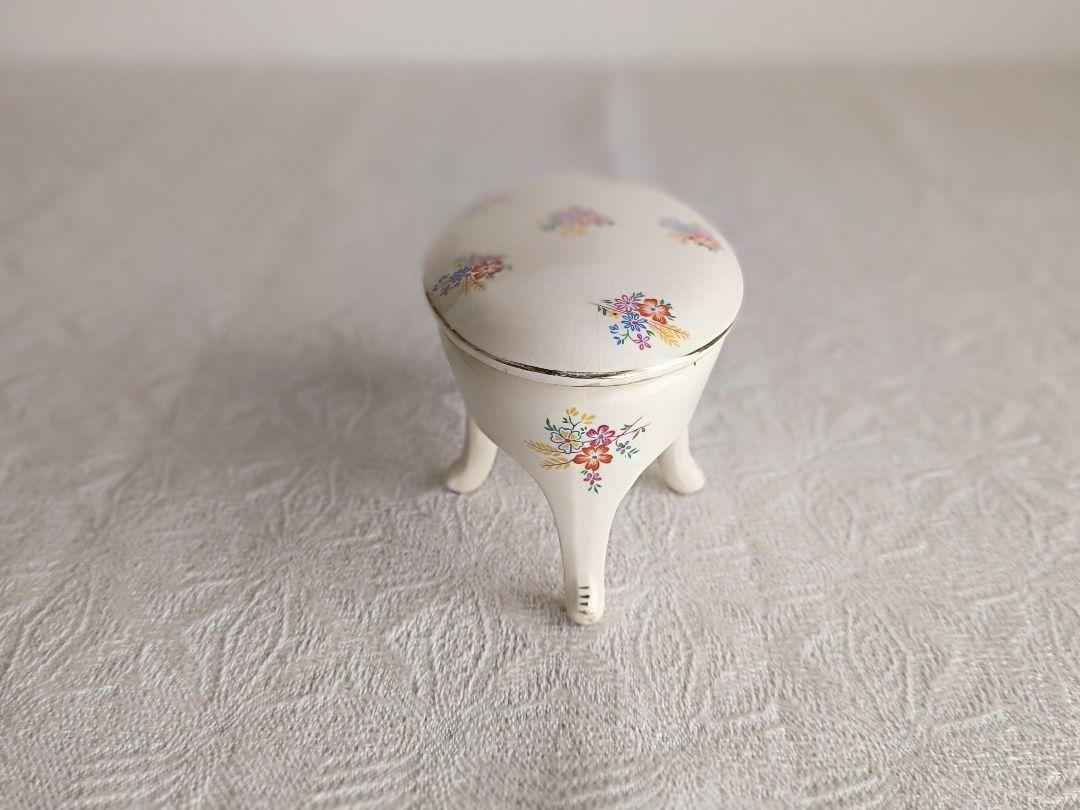 * antique box ୨୧ * 脚付き 陶器製 ボンボニエール