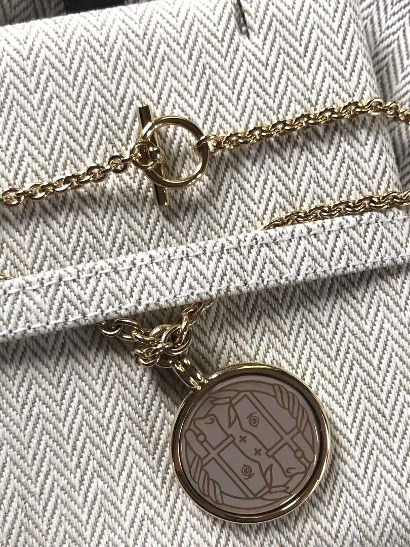 HERMES エルメス メダイユ カドリージュ PM ゴールド - メルカリ HERMES エルメス メダイユ カドリージュ PM ゴールド - メルカリ