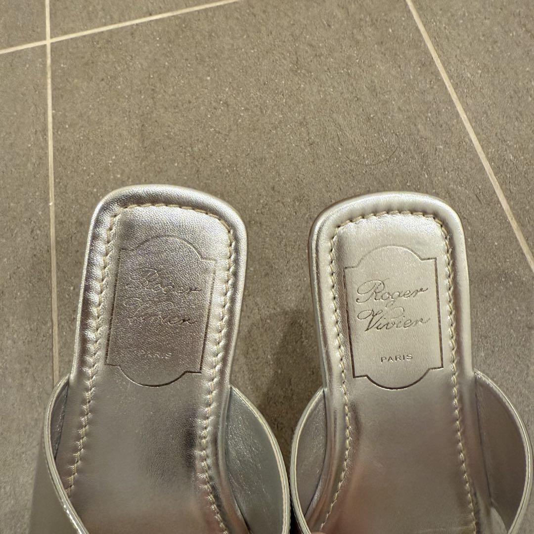 Roger Vivier ビジュー付きシルバーサンダル