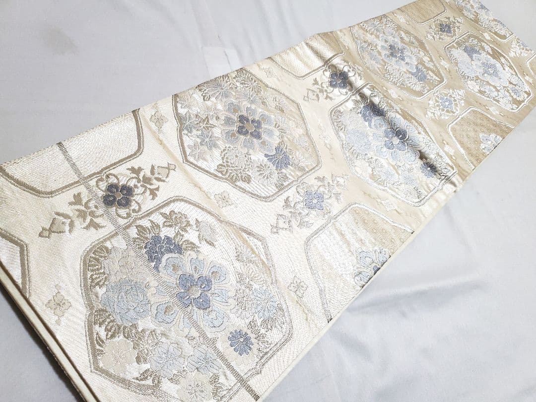 唐草華文模様 銀色 白色 淡色 唐花 亀甲 菱形 六通 正絹 フォーマルな袋帯