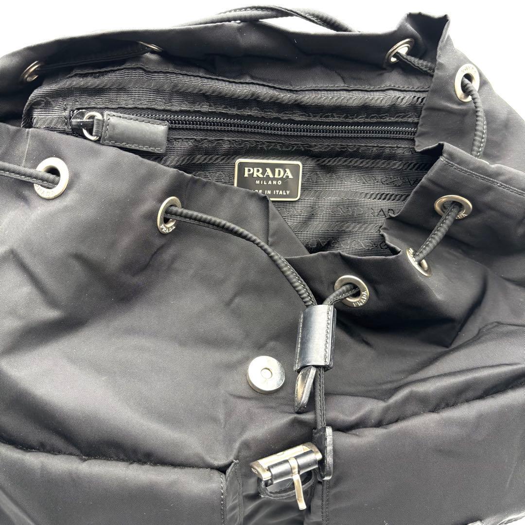 プラダ リュック 三角ロゴ 金具 巾着 テスートナイロン ベルト 大容量 多機能 レアモデル プラダ リュック テスートナイロン 巾着紐 レザー