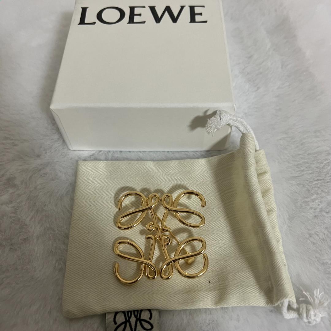 注目ブランド アナグラムブローチ LOEWE - ブローチ/コサージュ