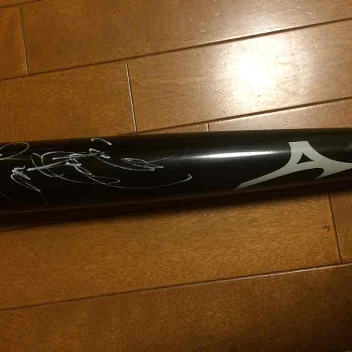 カープ 東出 サイン入り野球バット ナチュラルカラー - メルカリ