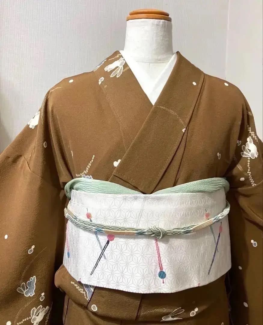 玉かんざし 白色名古屋帯 & 秋色栗色芝草に兎 美品正絹縮緬 飛び柄小紋