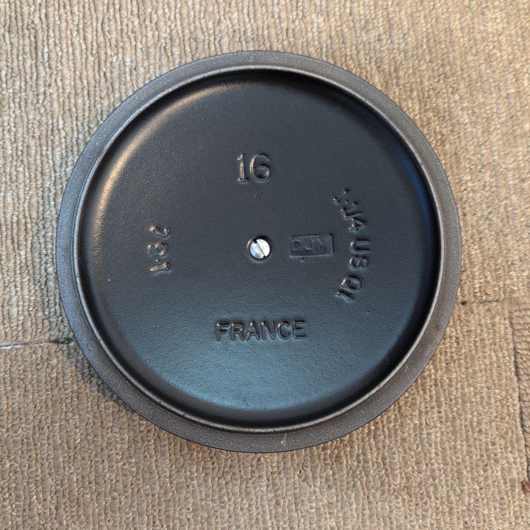 LE CREUSET １６センチ鍋人気カラーブラック 蓋付き