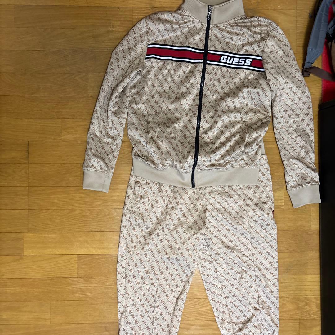 GUESS ベージュ ジップアップジャケットセットアップ