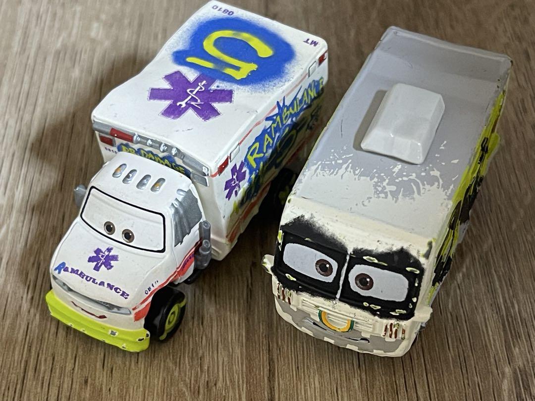 トミカ ディズニー カーズ ドクターダメージ & アーヴィー 2台セット トミカ ディズニー カーズ ドクターダメージ & アーヴィー 2台