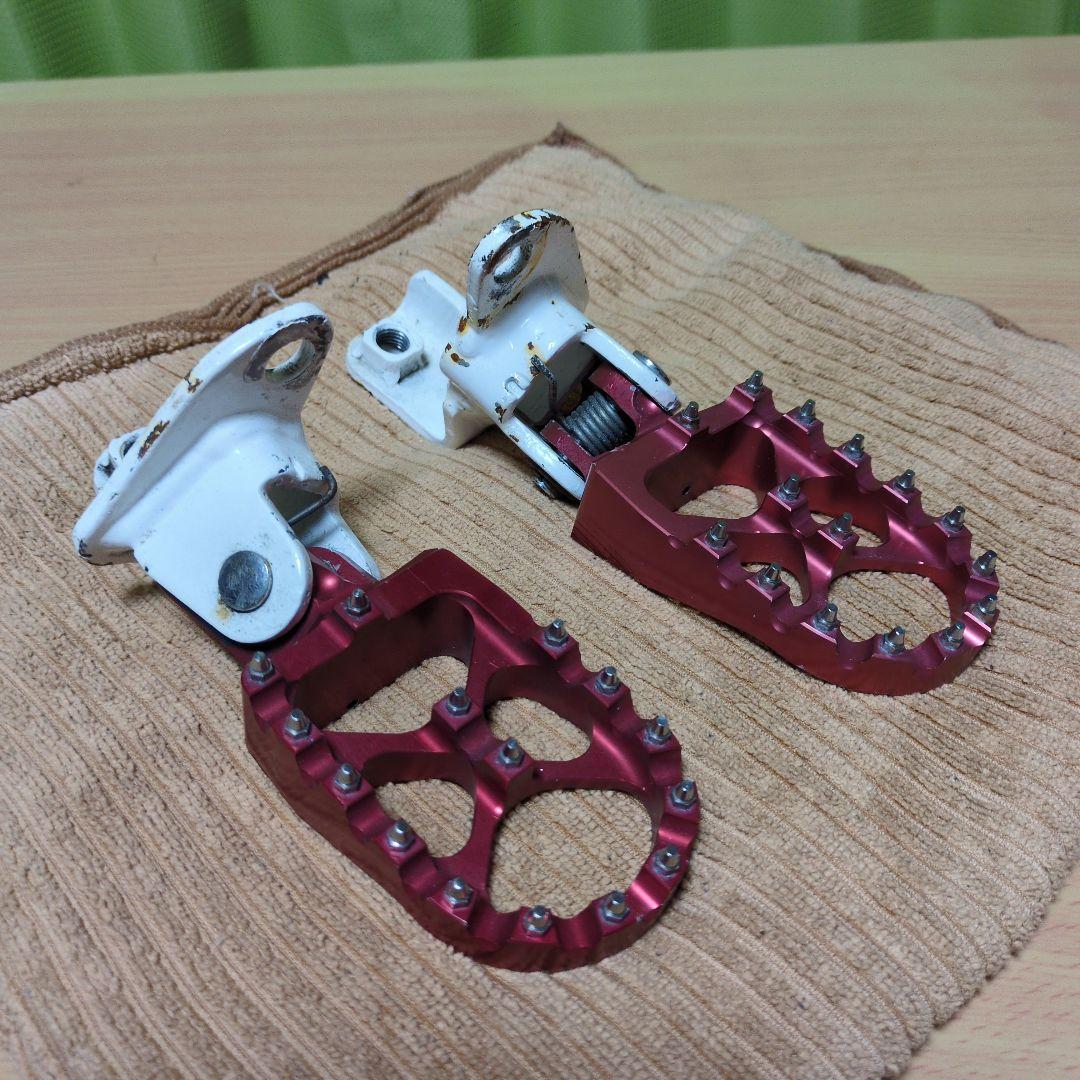 赤と白のアルミバイクステップ目立った傷や汚れなし