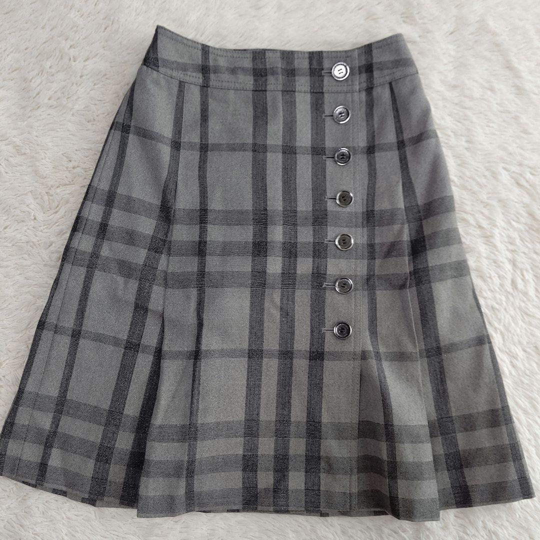 BURBERRY LONDON スカート グレー 無地 プリーツ ひざ丈 未使用 BURBERRY LONDON スカート グレー 無地 プリーツ ひざ丈 未使用