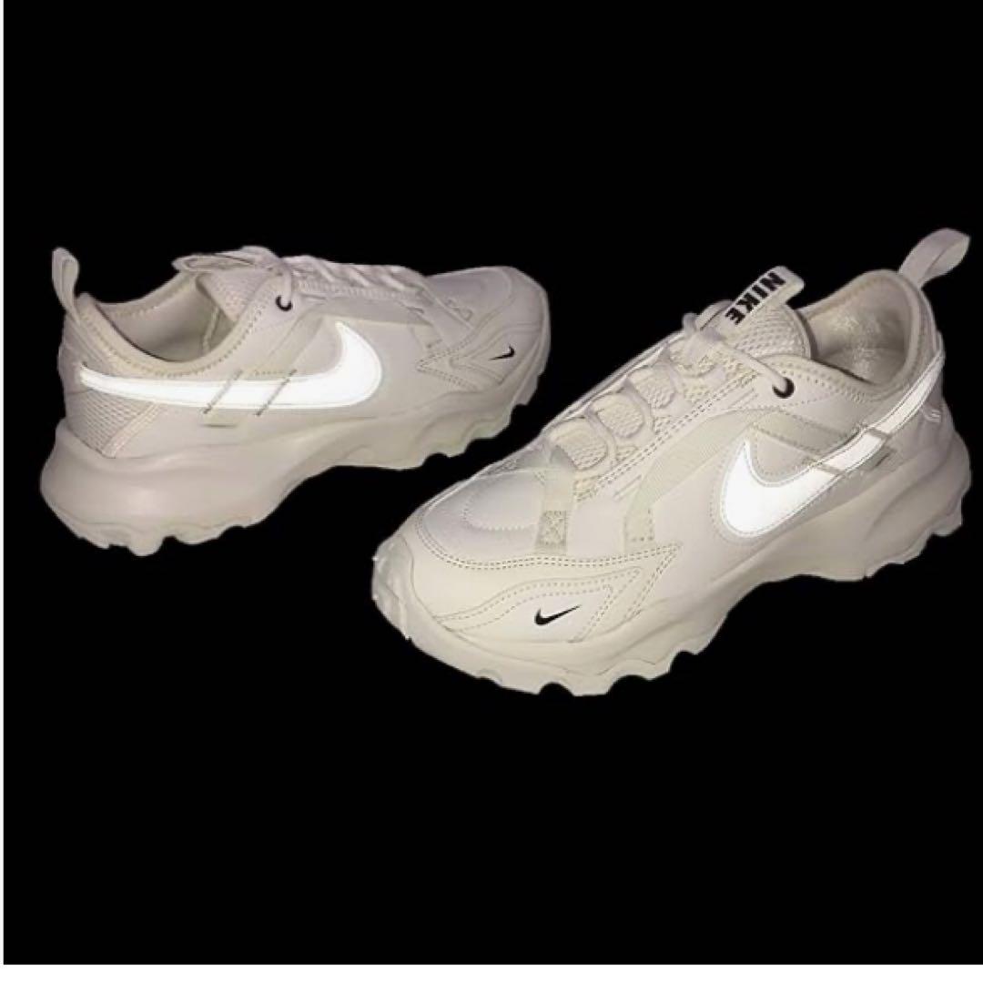 emmi Nike TC 7900 ホワイト スニーカー