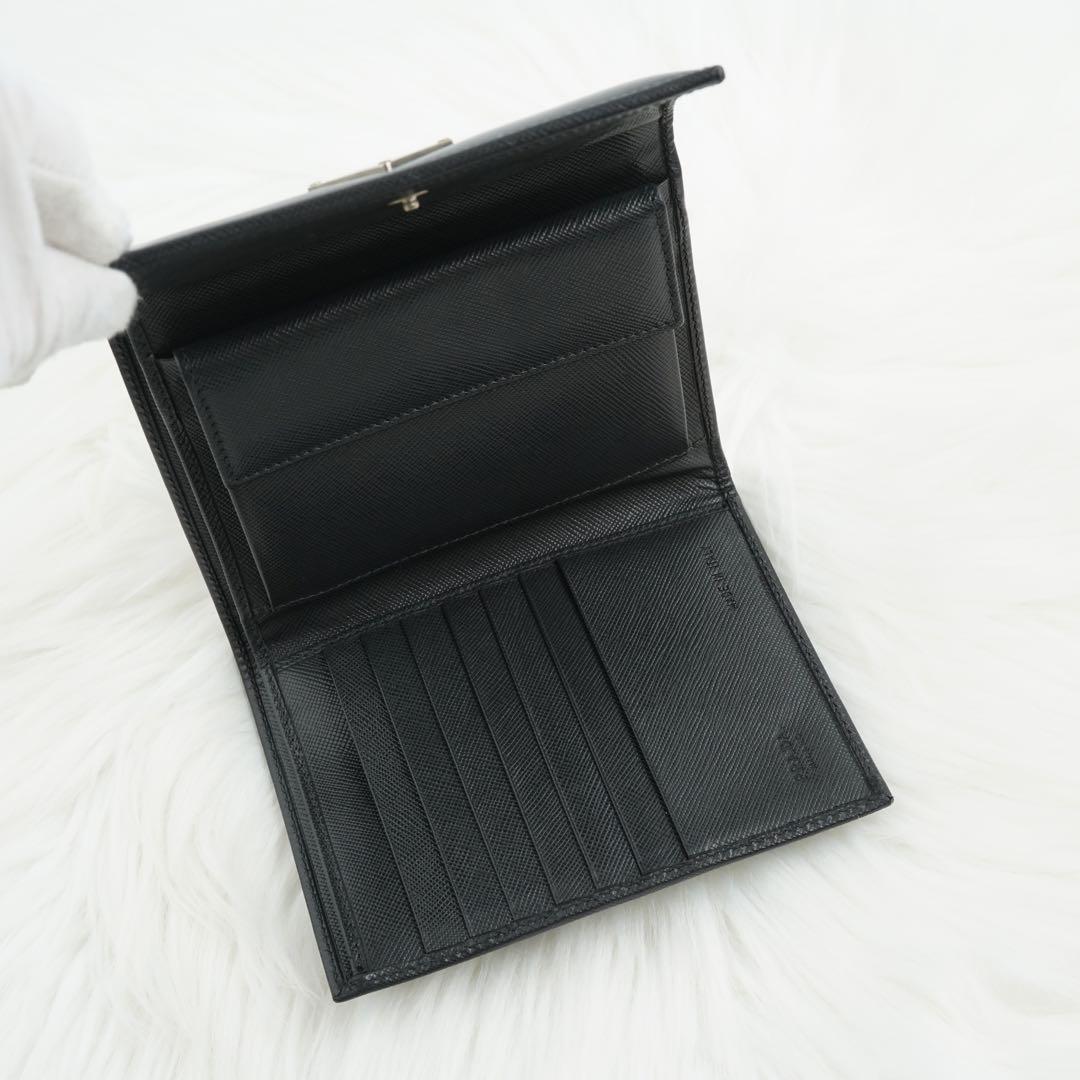 未使用品　箱付き　PRADA プラダ　折り財布　サフィアーノ　三角プレート　黒