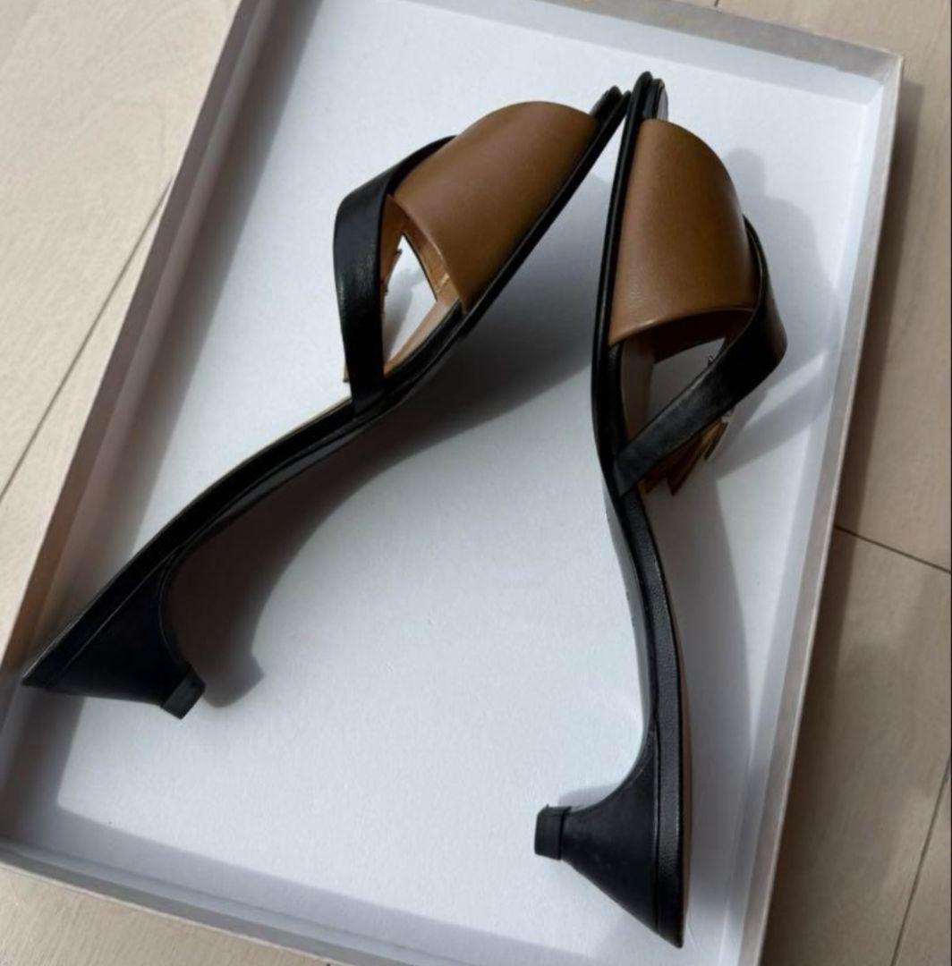 HERMES レザー クロスオーバー サンダル 黒と茶色 HERMES レザー クロスオーバー サンダル 黒と茶色