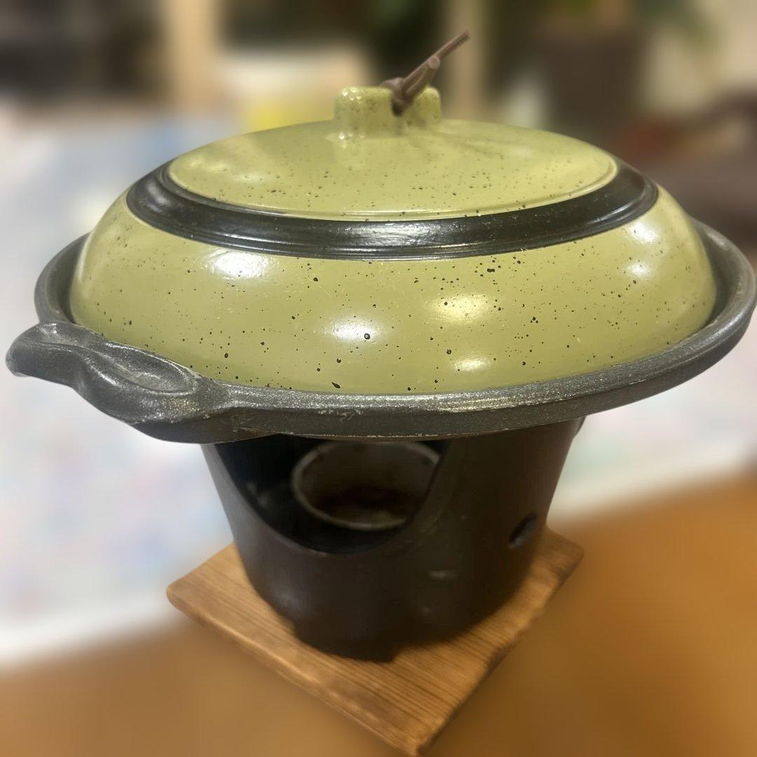 緑色と黒色の茶釜 蓋付き