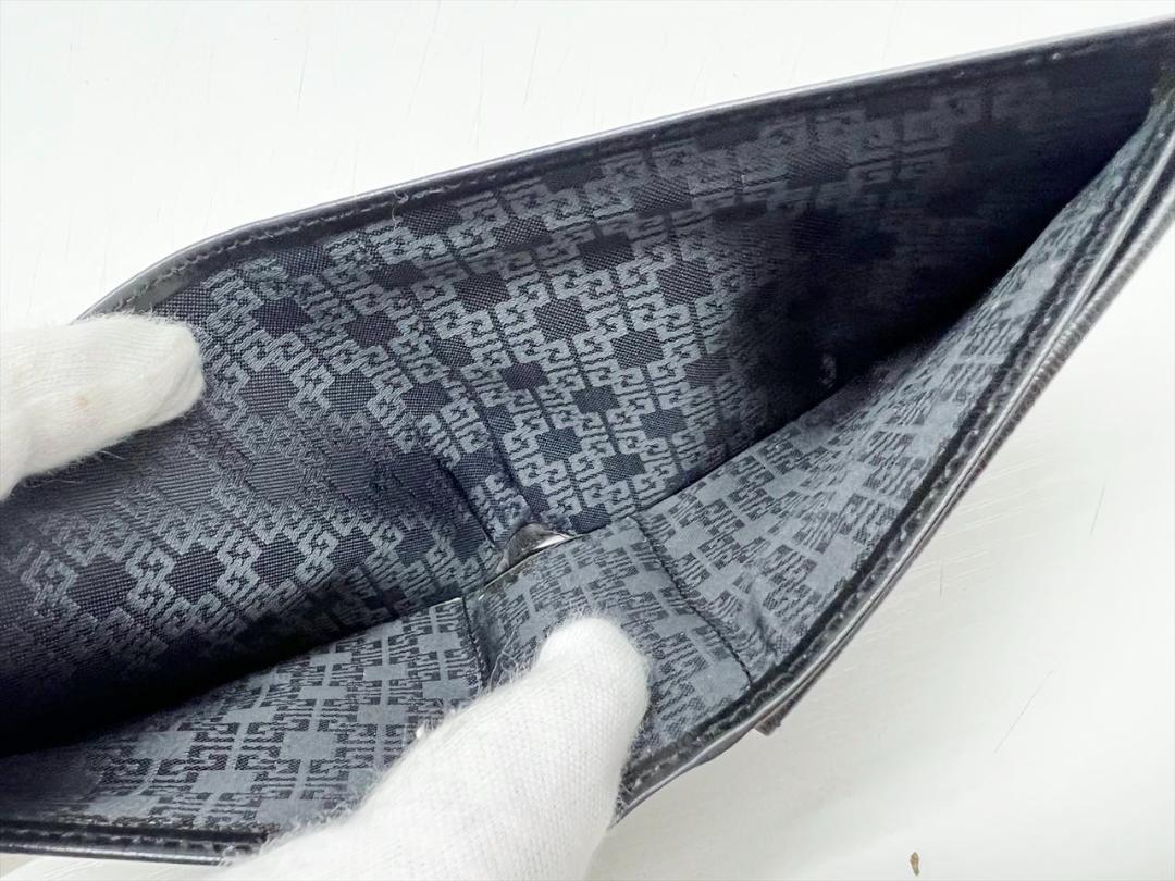 美品　 ジバンシィ　ロゴ　型押し　二つ折り財布　 小銭入れあり　黒　オールド