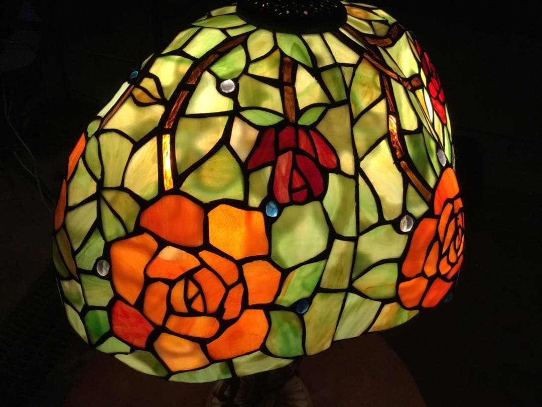 バラと葡萄柄のハンドメイドの艶やかなステンドグラスランプ目立った傷や汚れなし