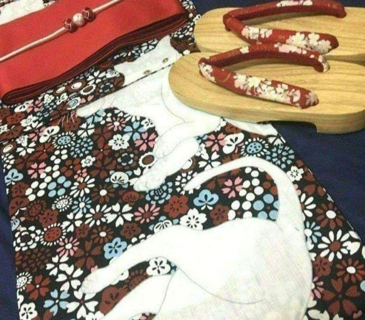 当店在庫してます！ Amazon.co.jp: 白ネコ浴衣黒地 赤い花柄に猫
