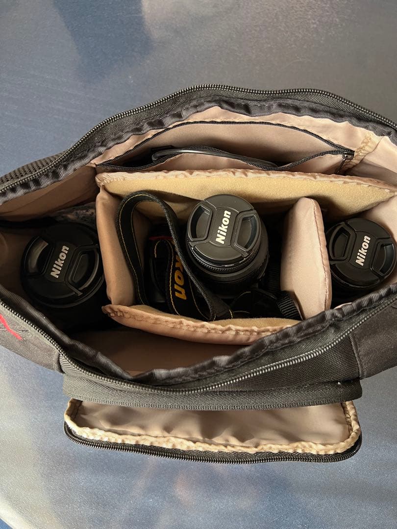 Nikon D90 レンズ3本、SD、充電器、純正バッグ、説明書の充実セット Nikon D90 レンズ3本、SD、充電器、純正バッグ、説明書の充実セット