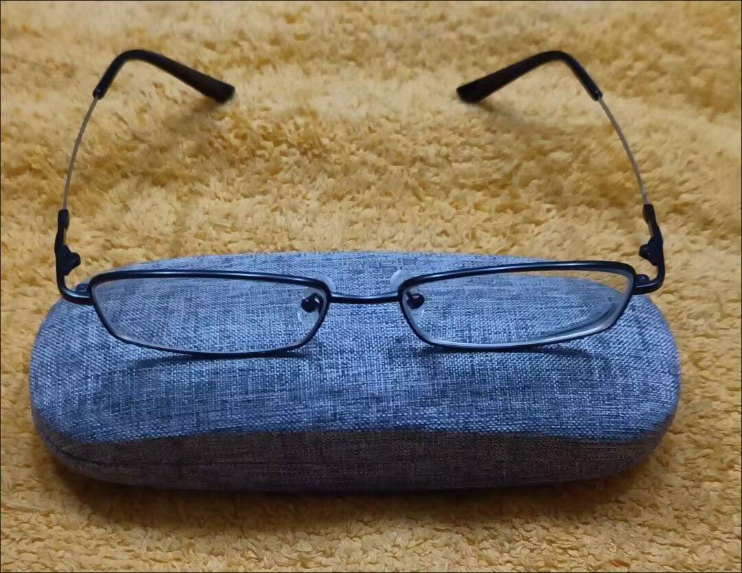 ブラックメタルフレーム老眼鏡 ケース付き