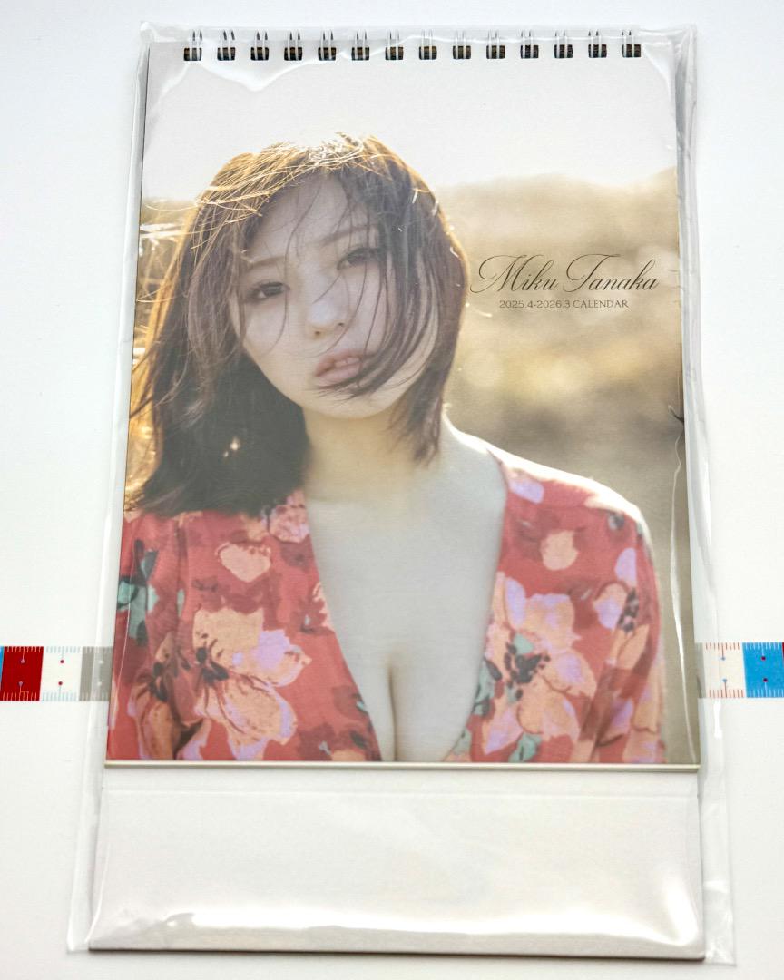 【新品未開封】田中美久　2025年卓上カレンダー 直筆サイン 田中美久 4月始まり 2025年 卓上カレンダー - メルカリ