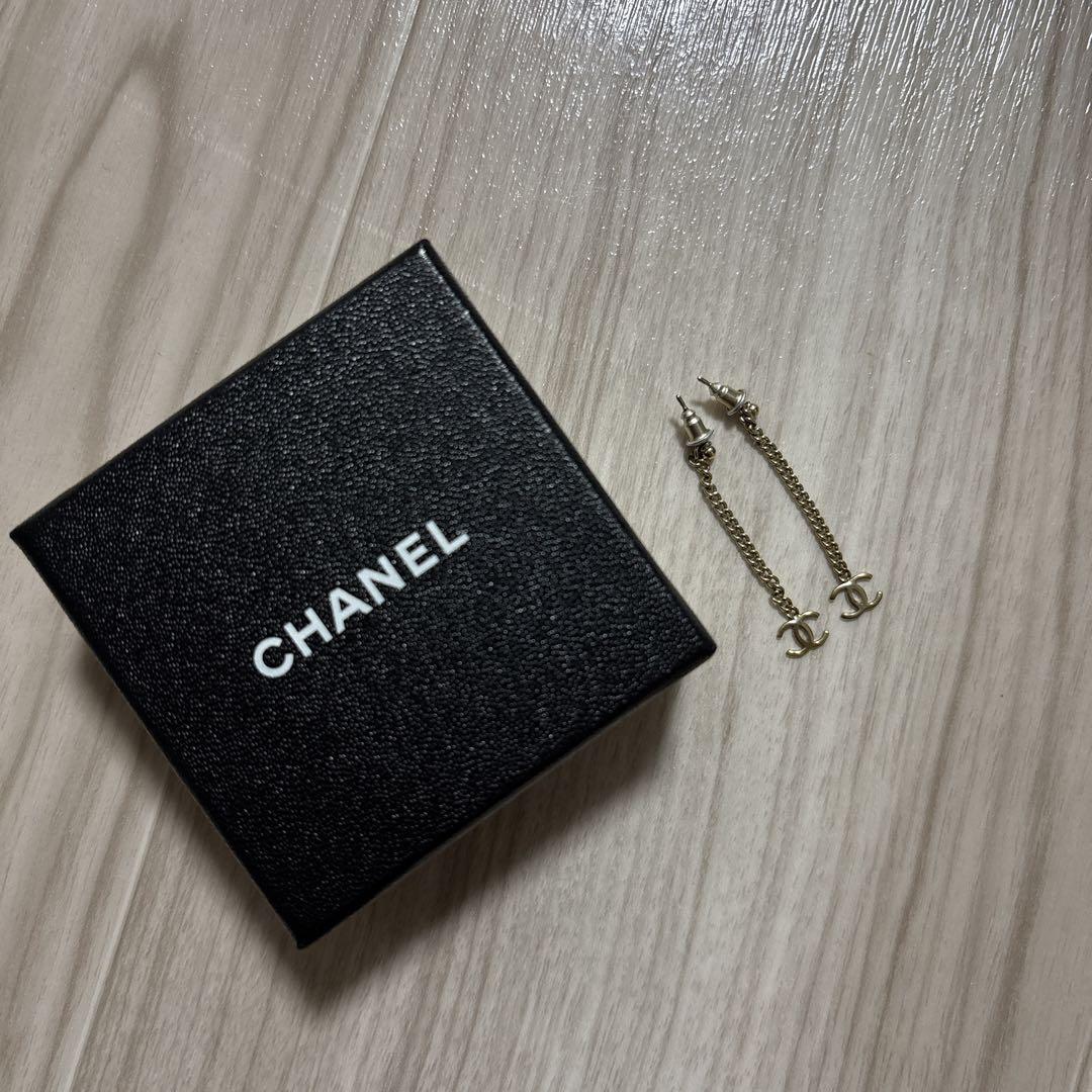 CHANEL ゴールドチェーンピアス - メルカリ