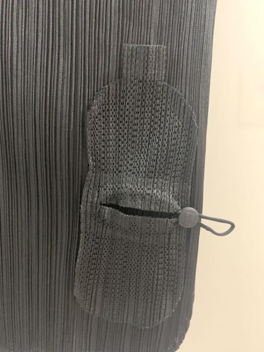 PLEATS PLEASE トップス 黒 ペットボトル PLEATS PLEASE トップス 黒 ペットボトル