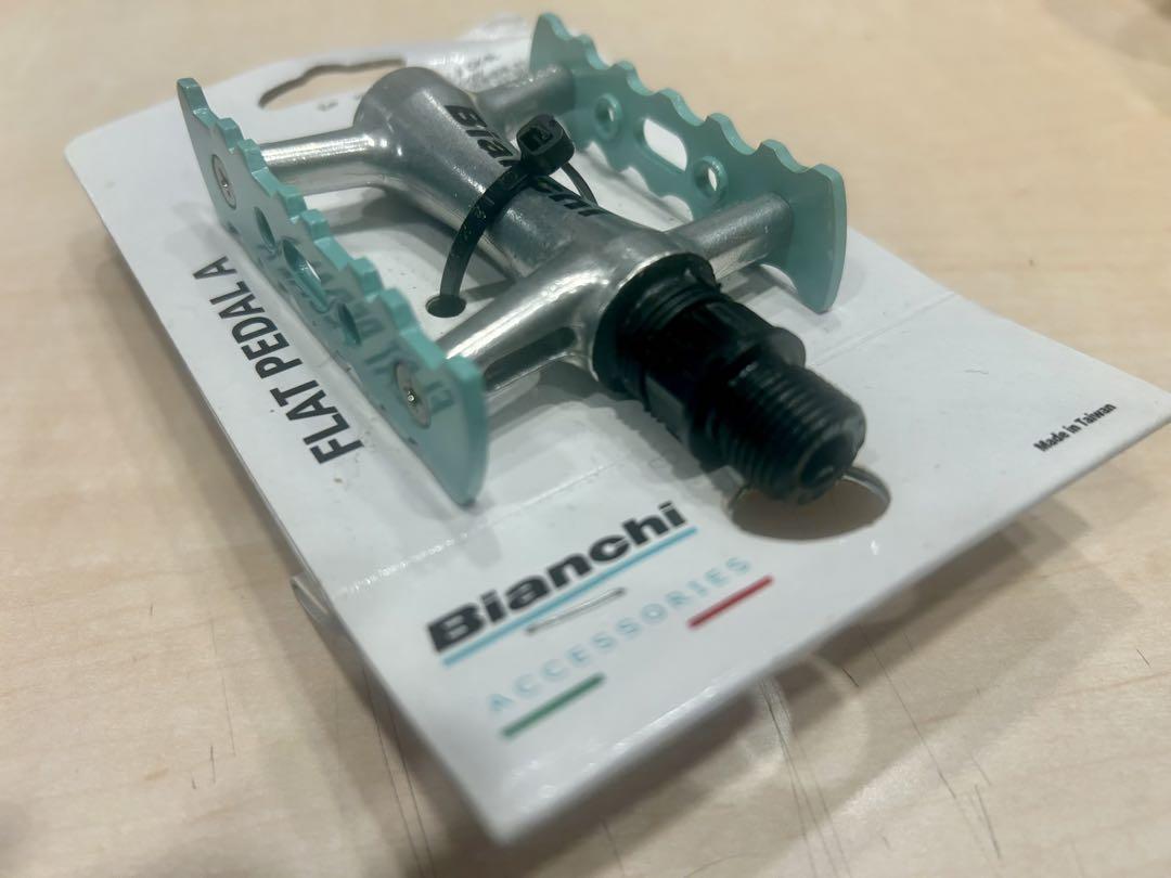 ◆Bianchi ビアンキのフラットペダル新品チェレステ