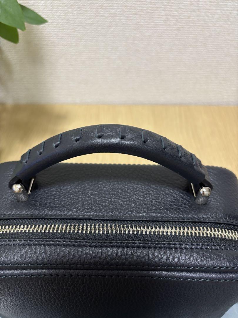 土屋鞄のロングセラー「クラルテ」にリュクスな印象をまとった新