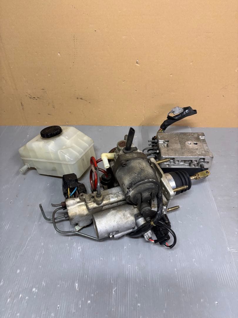 トヨタ　AHR10(10系エスティマ) ABSアクチュエーター