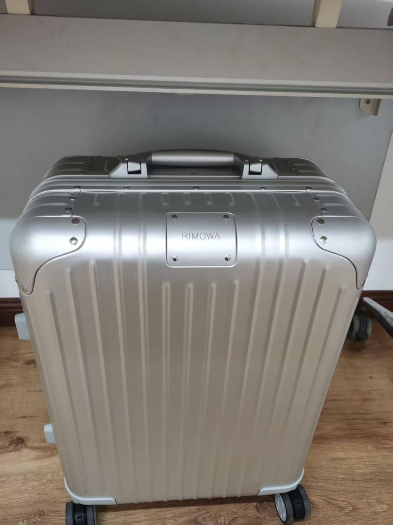 RIMOWA 35L 銀色のスーツケース