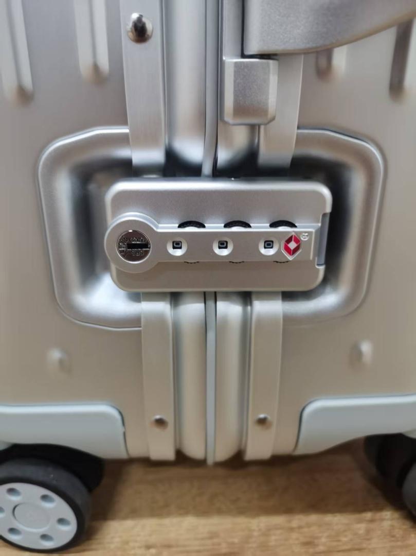 RIMOWA 35L 銀色のスーツケース