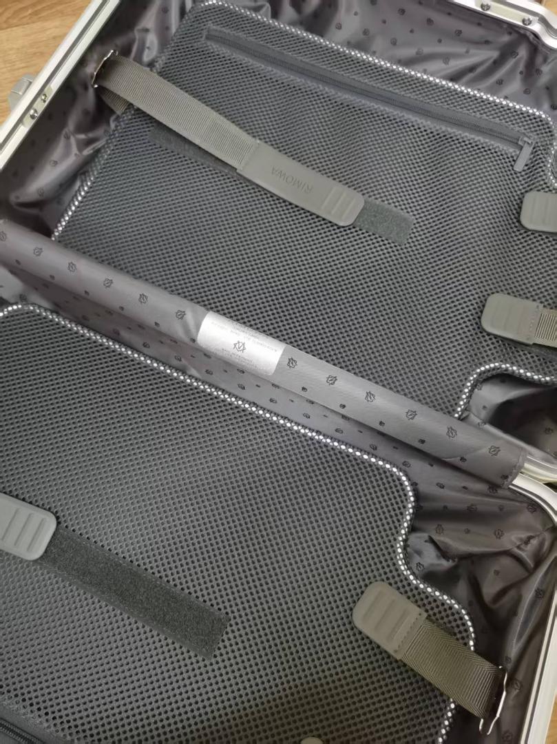 RIMOWA 35L 銀色のスーツケース