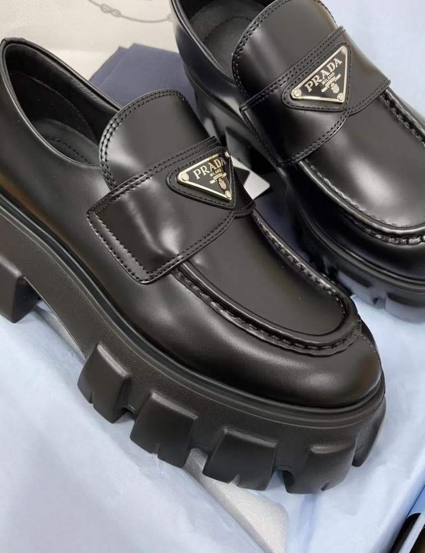 【PRADA モノリス ブラッシュドレザー ローファー】